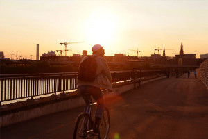 mit dem Fahrrad der Freiheit entgegen auf der Hochwasserschutzanlage Großmarkt