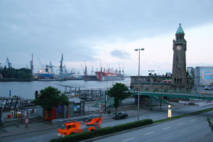 die Hamburger Landungsbrücken mit einem Feuerwehrauto