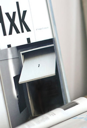 Innenansicht Agentur, Fotografie mit Garagentor auf einem Bücherregal.