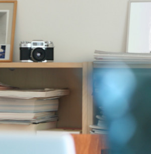 Innenansicht Agentur, Bücherregal.